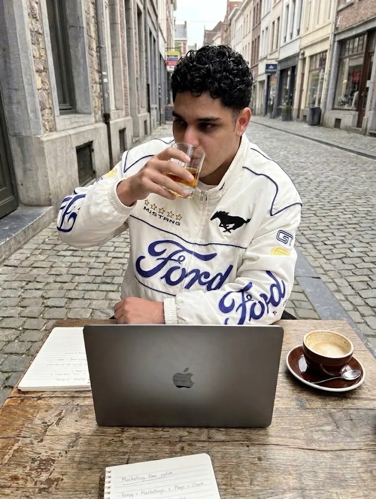 Pedro R Gomes (PedroK Ads), fundador da PK7, trabalhando no notebook em um café